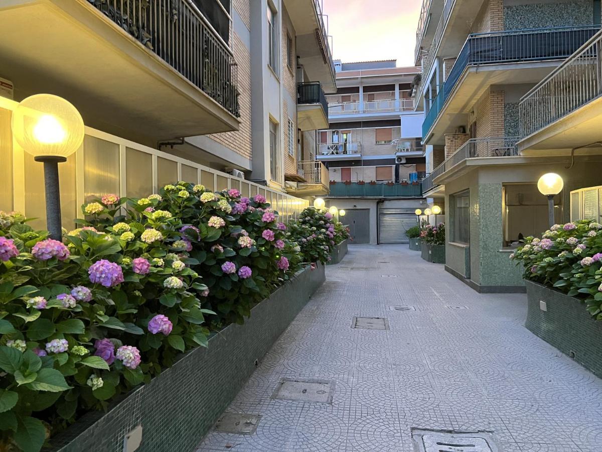 Lotus - Appartamento Sul Mare A Ostia Con Giardino Relax エクステリア 写真